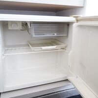 冷蔵庫の中の右上の小さなスペースは冷凍庫になっています