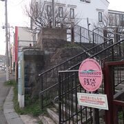 寿司屋の並ぶ坂道