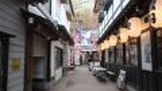 レトロ感を演出した商業施設