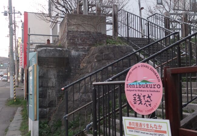 寿司屋の並ぶ坂道