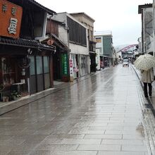 雨の平日の朝、石畳の商店街を歩く。