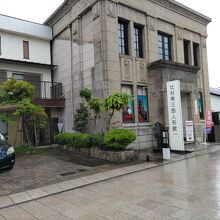 通り沿いにある、国の登録文化財の三次市歴史民俗資料館。