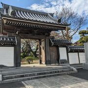 山門が目を引くお寺です