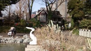 ペリカン像と背後の丸の内のビル群とのコラボが抜群！