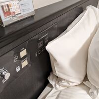 枕元にコンセントがあります。