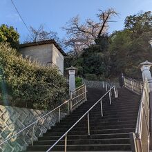 慰霊堂までは急な階段を登って行きます。