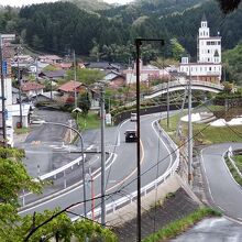 近くにある伊賀式神社の高台から見た博物館のビル。