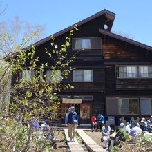 竜宮十字路近くの山小屋。周囲にベンチが沢山あり