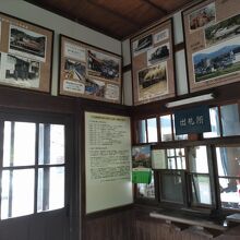 駅舎の待合室には木次線の歴史を物語る写真が貼られている。