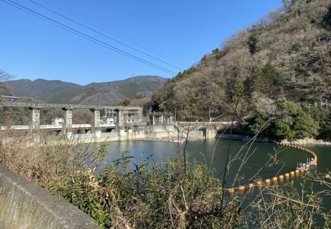 相模湖を堰き止める
