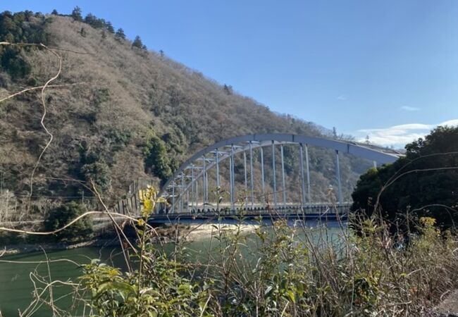 相模湖から流れ出る相模川に架かる