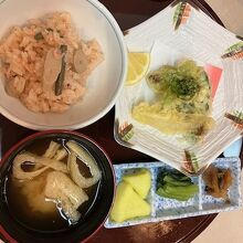 夕食　ご飯と汁物