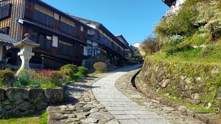 坂道が特徴の宿場街。里山が近いので四季折々の景色が楽しめる