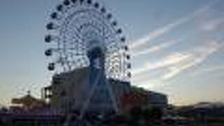 清水港の大型ショッピングモール。観覧車もあります。