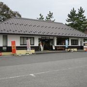 彦根城の東側にあるお土産販売と観光案内所を兼ねた施設です。駐車場が広くて使いやすいです。