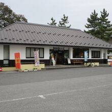 彦根城のすぐ東側にある駐車場が広い彦根観光センターです。