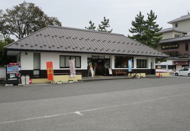 彦根城の東側にあるお土産販売と観光案内所を兼ねた施設です。駐車場が広くて使いやすいです。