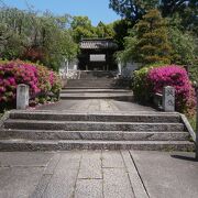 知多木綿で栄えた岡田地区に建つ寺院