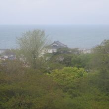 天守閣最上階から琵琶湖を見ます。西の丸三重櫓が見えます。