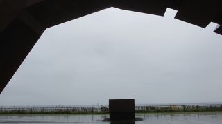 下に祈りの火があります