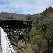 岩戸川に張り出すテラスカフェ