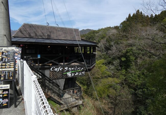 岩戸川に張り出すテラスカフェ