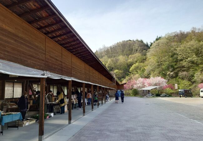 地元の産物が沢山あって賑わってます。信州割りのクーポンも使える店が多かった