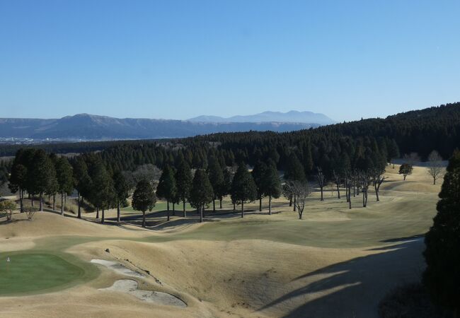 阿蘇外輪山を望む絶景のゴルフ場