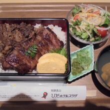 夕食の牛ステーキ弁当