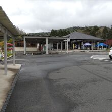 駐車場から見た道の駅。