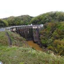 駐車場から見るダムの堰堤。下の水は鉄分？のため赤い。