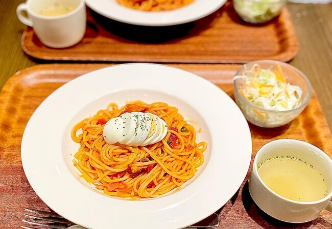 「ル・モンド」駅近で、綺麗になった純喫茶のナポリタン♪