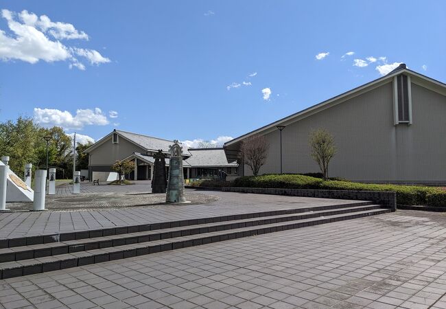 園内には埋蔵文化財センターがあります