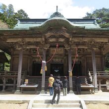 黄金山神社の拝殿周辺に見どころが集中しています。