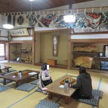 参拝客用休憩所には、お守りの授与所、お土産コーナーもあります