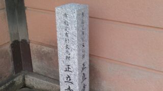 お寺の境内にある鐘です