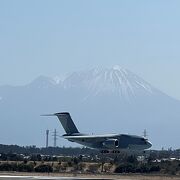 自衛隊機の離着陸が見えます。