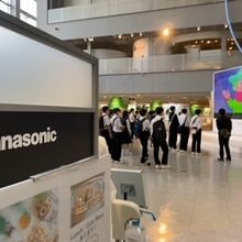 割と多くの見学者がいます。