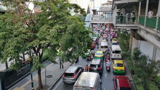 相変わらず交通量が多かった