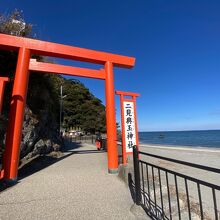 鳥居と海