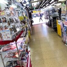 広くはない通路に、多くの店舗が入っています。