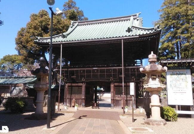 広い敷地を有する寺院