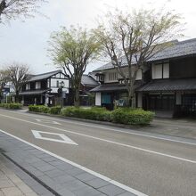 夢京橋キャッスルロードは白漆喰と黒壁の町並みが続きます。