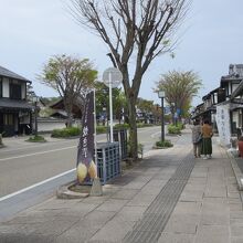 町並みが白漆喰と黒壁に統一されていて城下町の雰囲気があります