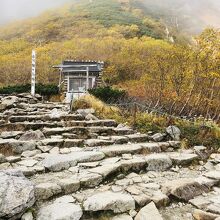 ロープウェイ乗降場所近くの神社