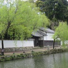 彦根城の中堀に面して建つ埋木舎