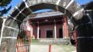 石のアーチが特徴です