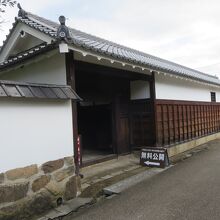 解体されてきれいに復元した旧池田屋敷長屋門