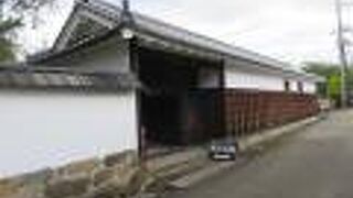 彦根城の中堀に面する位置にある旧池田屋敷長屋門