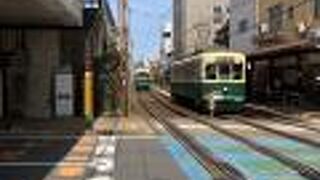 最新の３両編成もありますが、昔ながらの車両はいい感じです